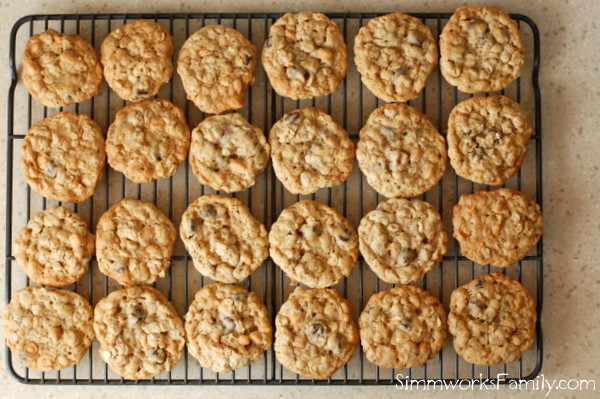 cookies on cooling rack (c) simmworks family blog