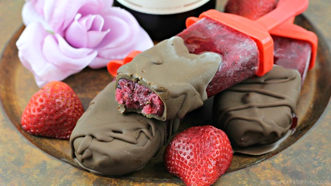 Chocolate Dipped Strawberry Wine Pops - the perfect summer treat