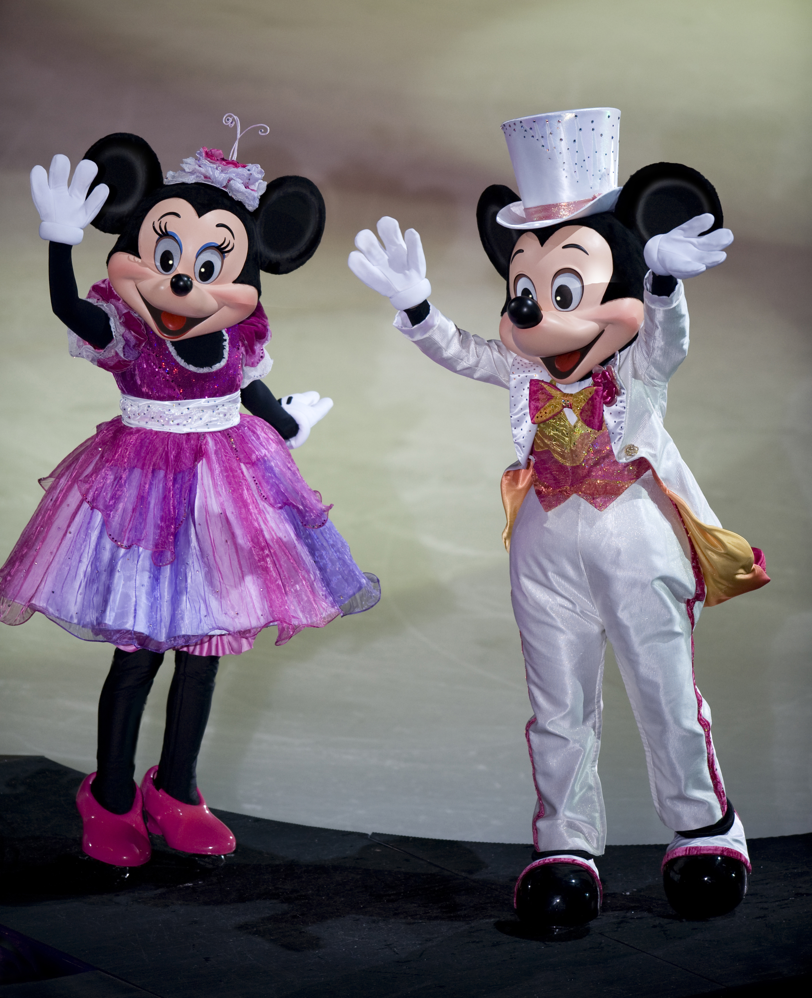 disney-on-ice-worlds-of-enchantment-mickey-and-minnie_finale