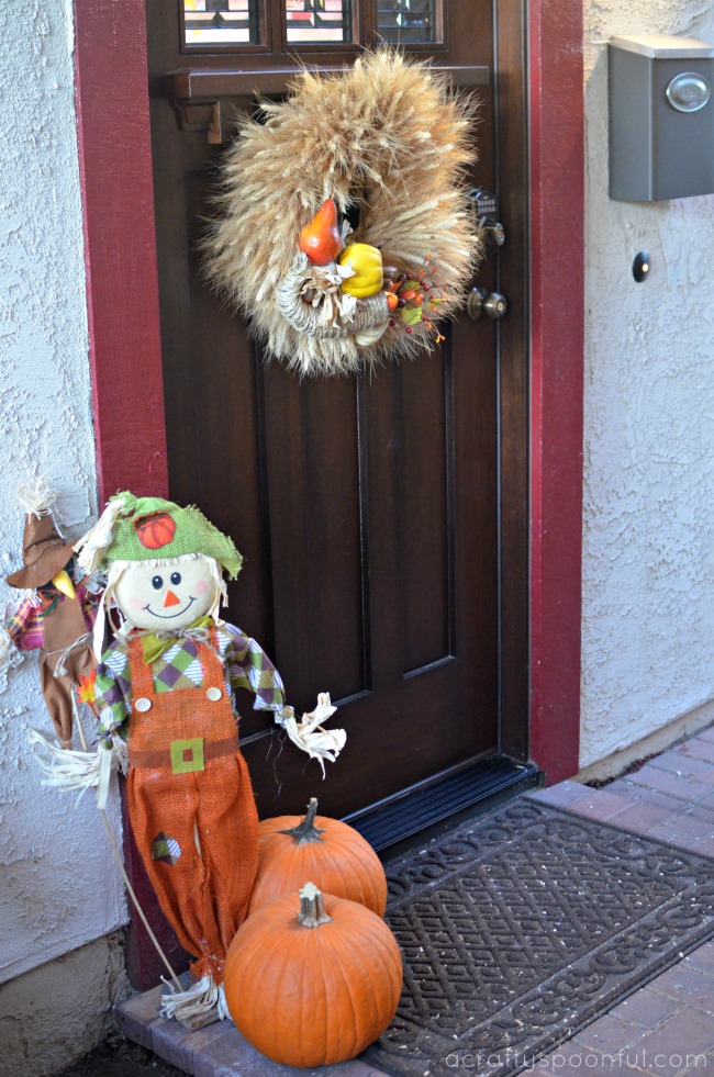 Wow Guests with These Easy DIY Thanksgiving Door Decorations